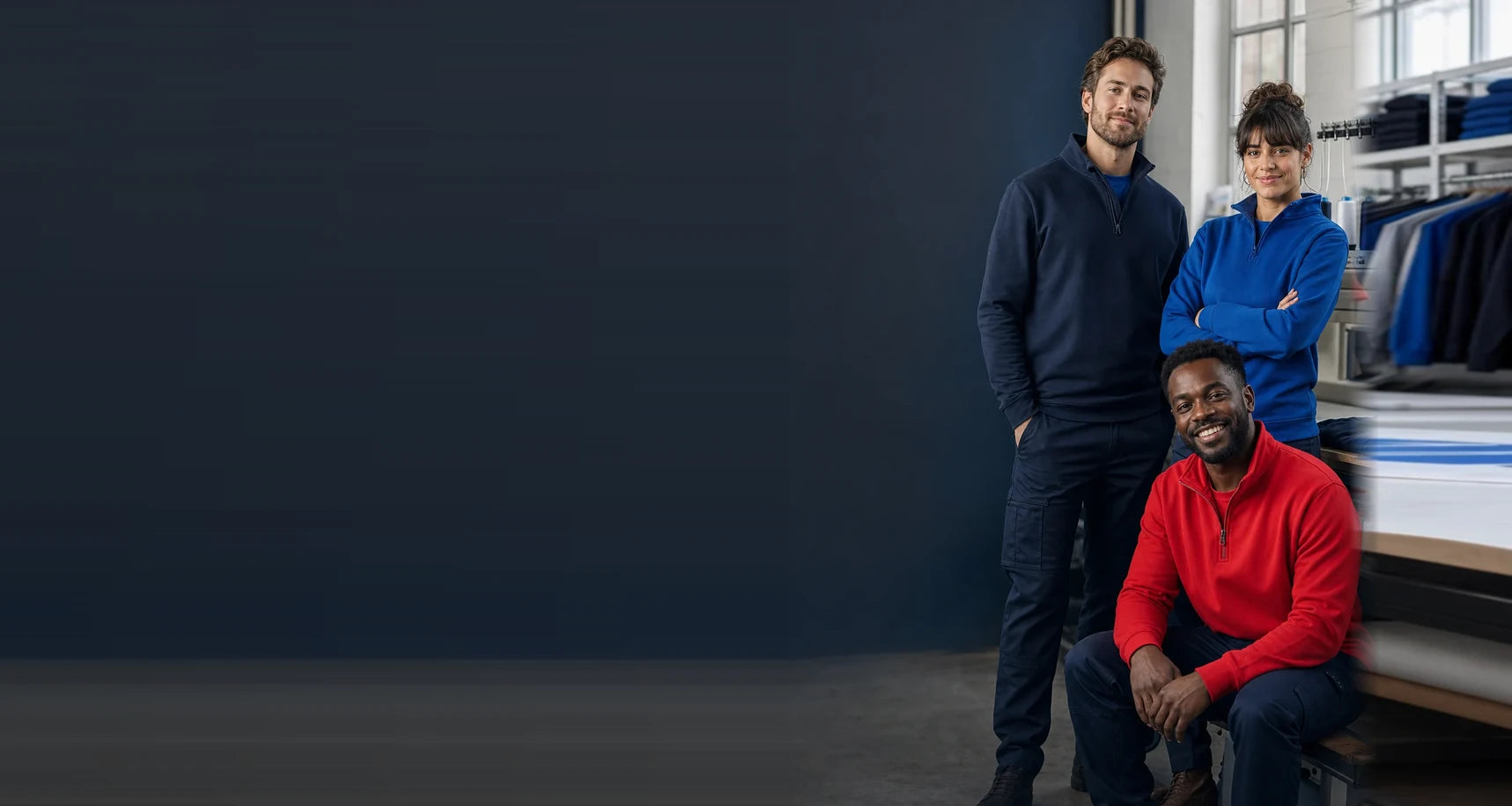 Team in professionele bedrijfskleding, klaar voor een eigen logo